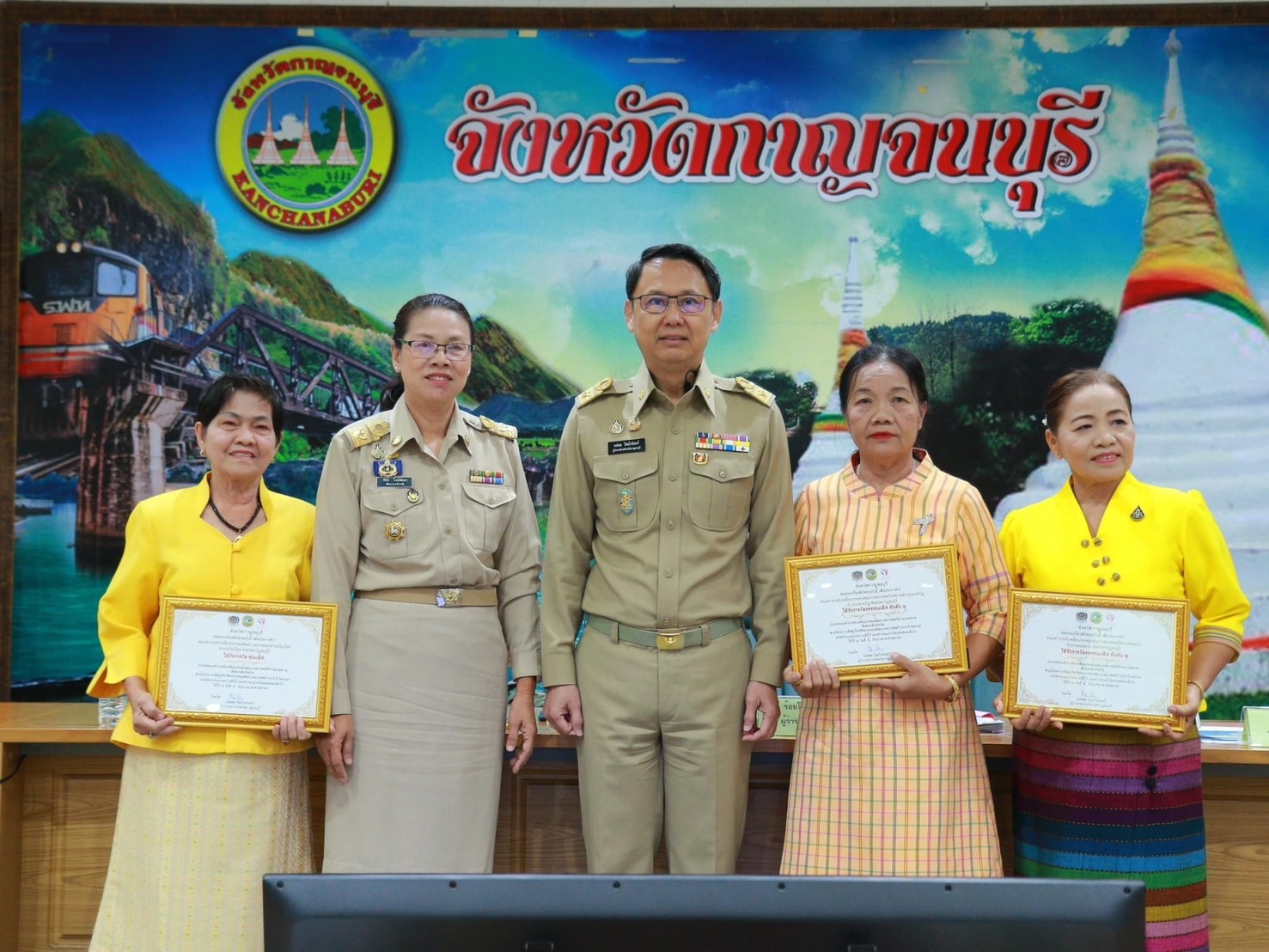 จังหวัดกาญจนบุรี มอบเกียรติบัตรเชิดชูเกียรติคนกองทุนพัฒนาบทบาทสตรี ประจำปี 2567