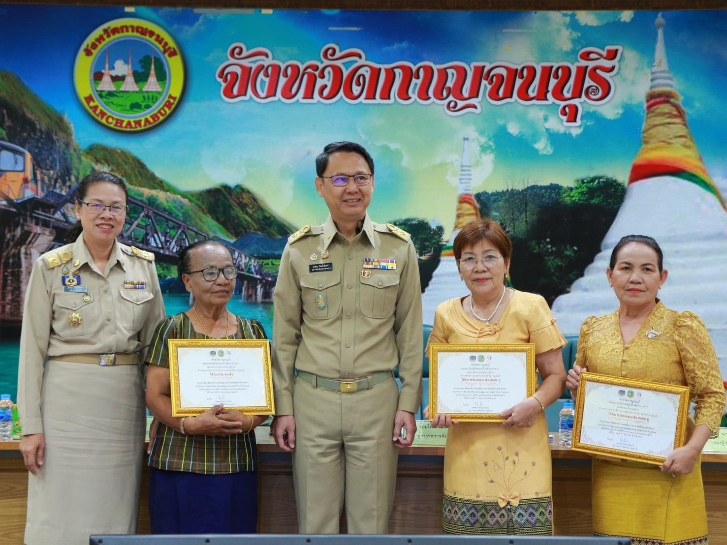 จังหวัดกาญจนบุรี มอบเกียรติบัตรเชิดชูเกียรติคนกองทุนพัฒนาบทบาทสตรี ประจำปี 2567