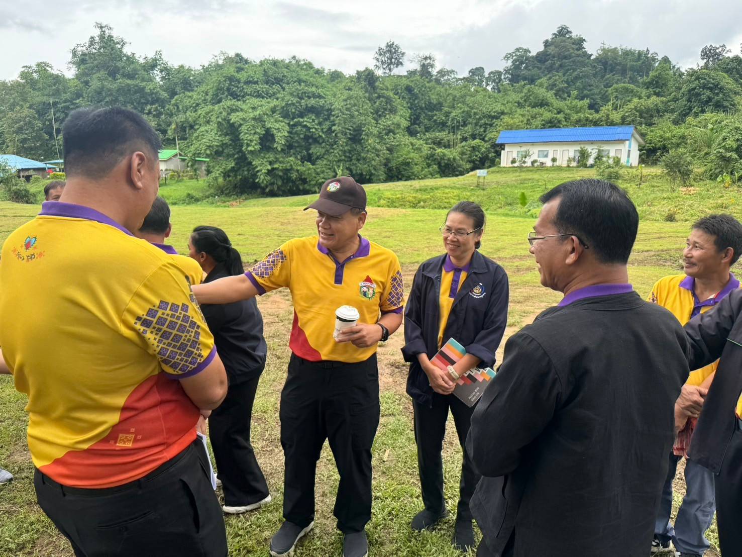 พช. กาญจนบุรี ร่วมลงพื้นที่ตรวจติดตามความคืบหน้าการดำเนินงาน โครงการพัฒนาชุมชนในเขตรักษาพันธุ์สัตว์ป่า และอุทยานแห่งชาติ จังหวัดกาญจนบุรี ร่วมกับคณะกรรมการกลางหมู่บ้านอาสาพัฒนาและป้องกันตนเอง (อพป.)