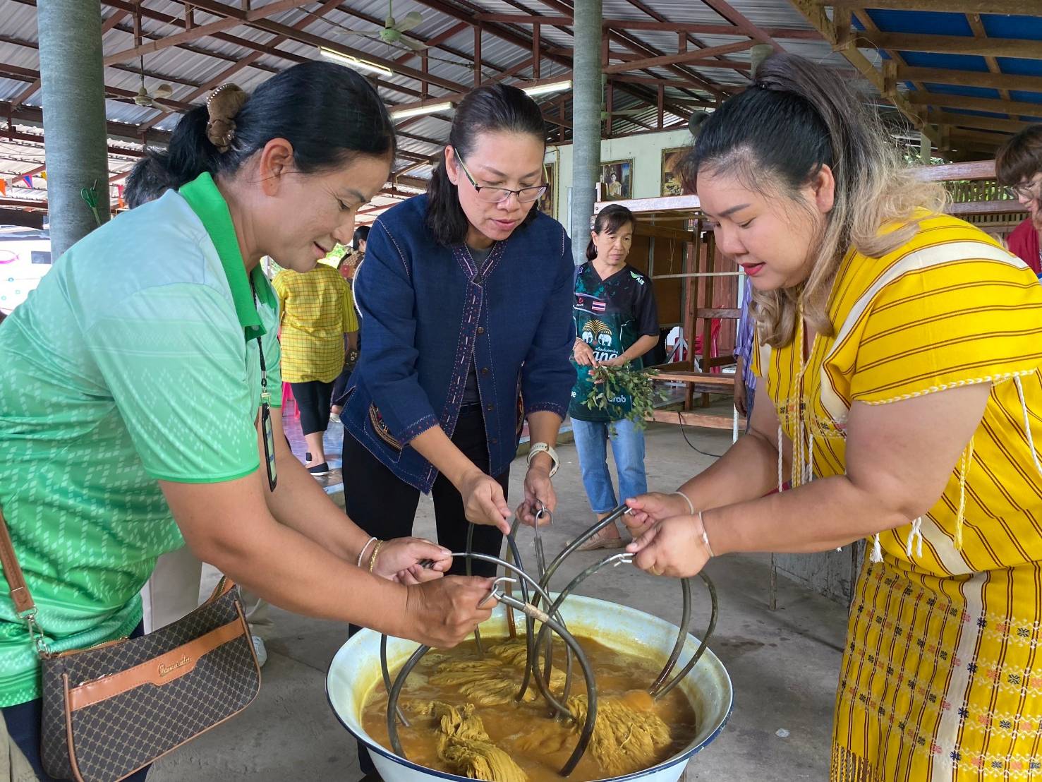 พช. กาญจนบุรี จัดโครงการพัฒนาบุคลากรเพื่อยกระดับผ้าไทยให้มีมูลค่าสูงในการขับเคลื่อนยุทธศาสตร์การพัฒนาคุณภาพชีวิตของประชาชนจังหวัดกาญจนบุรี