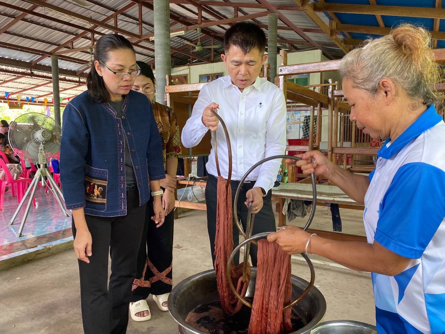 พช. กาญจนบุรี จัดโครงการพัฒนาบุคลากรเพื่อยกระดับผ้าไทยให้มีมูลค่าสูงในการขับเคลื่อนยุทธศาสตร์การพัฒนาคุณภาพชีวิตของประชาชนจังหวัดกาญจนบุรี