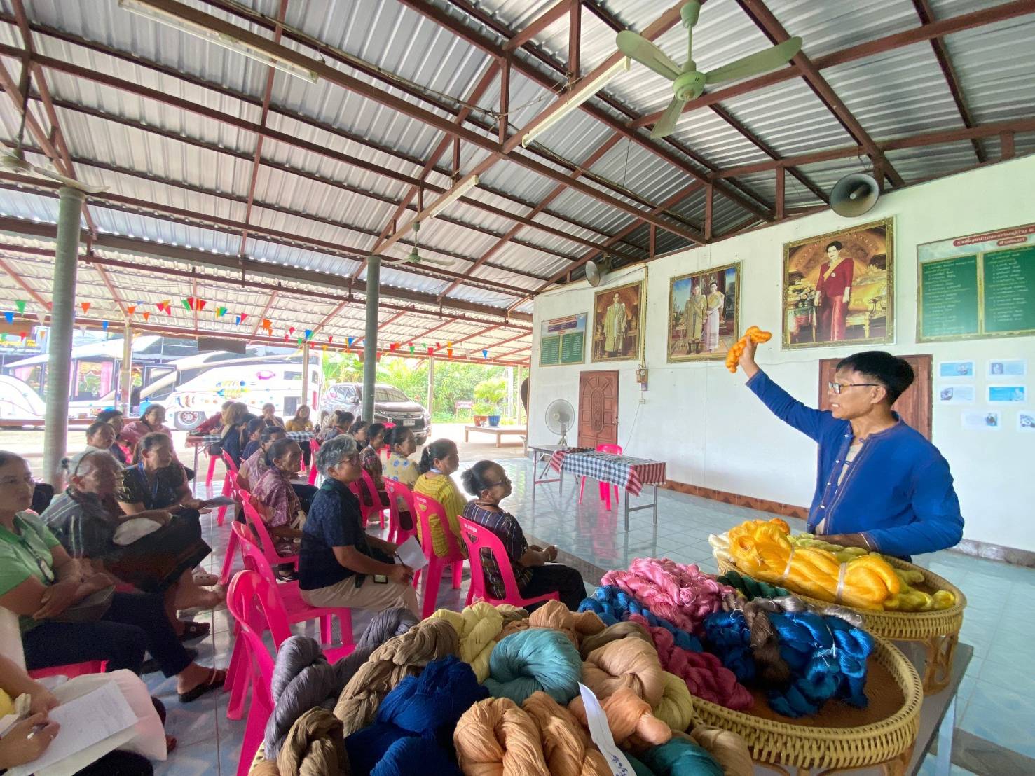 พช. กาญจนบุรี จัดโครงการพัฒนาบุคลากรเพื่อยกระดับผ้าไทยให้มีมูลค่าสูงในการขับเคลื่อนยุทธศาสตร์การพัฒนาคุณภาพชีวิตของประชาชนจังหวัดกาญจนบุรี