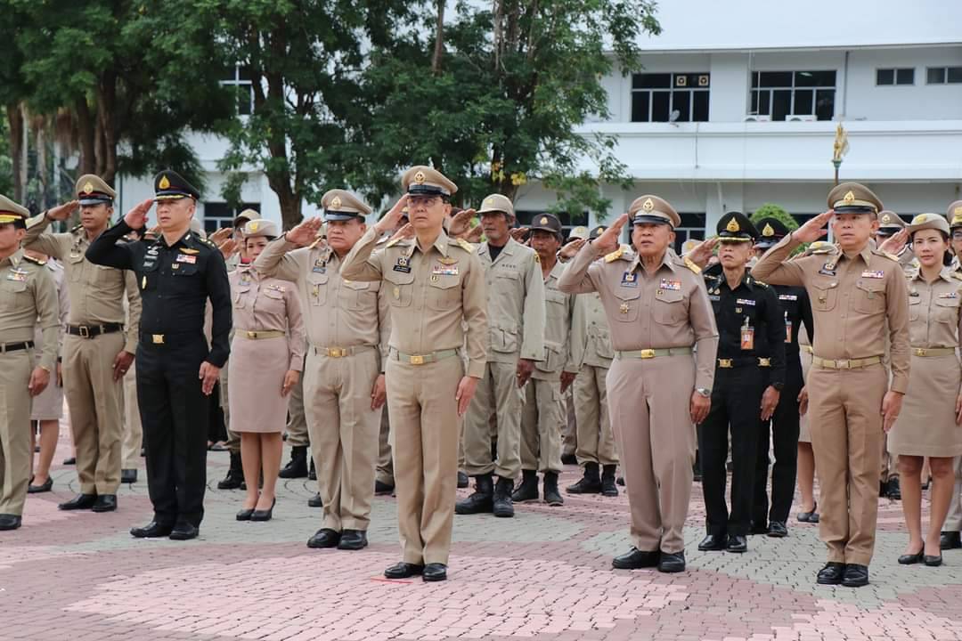 พจ. กาญจนบุรี ร่วมกิจกรรมเคารพธงชาติ เนื่องในวันพระราชทานธงชาติไทย เพื่อน้อมรำลึกในพระมหากรุณาธิคุณของพระบาทสมเด็จพระมงกุฎเกล้าเจ้าอยู่หัวที่ทรงพระราชทานธงไตรรงค์เป็นธงชาติไทย