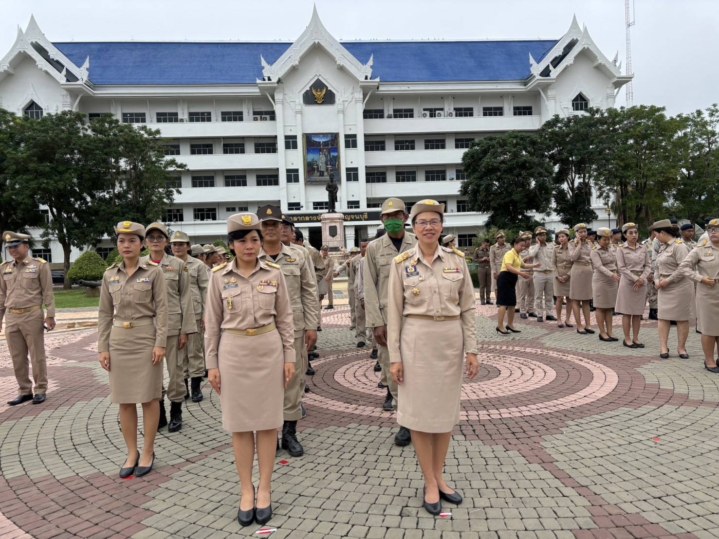 พจ. กาญจนบุรี ร่วมกิจกรรมเคารพธงชาติ เนื่องในวันพระราชทานธงชาติไทย เพื่อน้อมรำลึกในพระมหากรุณาธิคุณของพระบาทสมเด็จพระมงกุฎเกล้าเจ้าอยู่หัวที่ทรงพระราชทานธงไตรรงค์เป็นธงชาติไทย