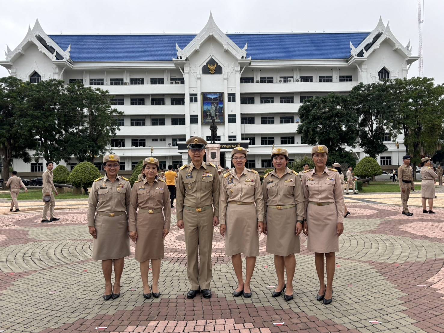 พจ. กาญจนบุรี ร่วมกิจกรรมเคารพธงชาติ เนื่องในวันพระราชทานธงชาติไทย เพื่อน้อมรำลึกในพระมหากรุณาธิคุณของพระบาทสมเด็จพระมงกุฎเกล้าเจ้าอยู่หัวที่ทรงพระราชทานธงไตรรงค์เป็นธงชาติไทย