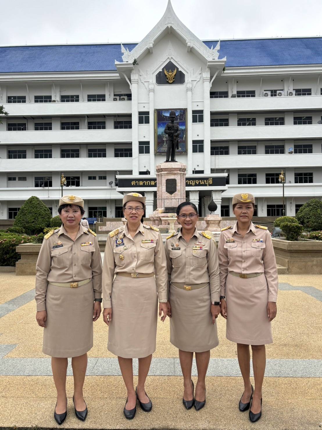 พจ. กาญจนบุรี ร่วมกิจกรรมเคารพธงชาติ เนื่องในวันพระราชทานธงชาติไทย เพื่อน้อมรำลึกในพระมหากรุณาธิคุณของพระบาทสมเด็จพระมงกุฎเกล้าเจ้าอยู่หัวที่ทรงพระราชทานธงไตรรงค์เป็นธงชาติไทย