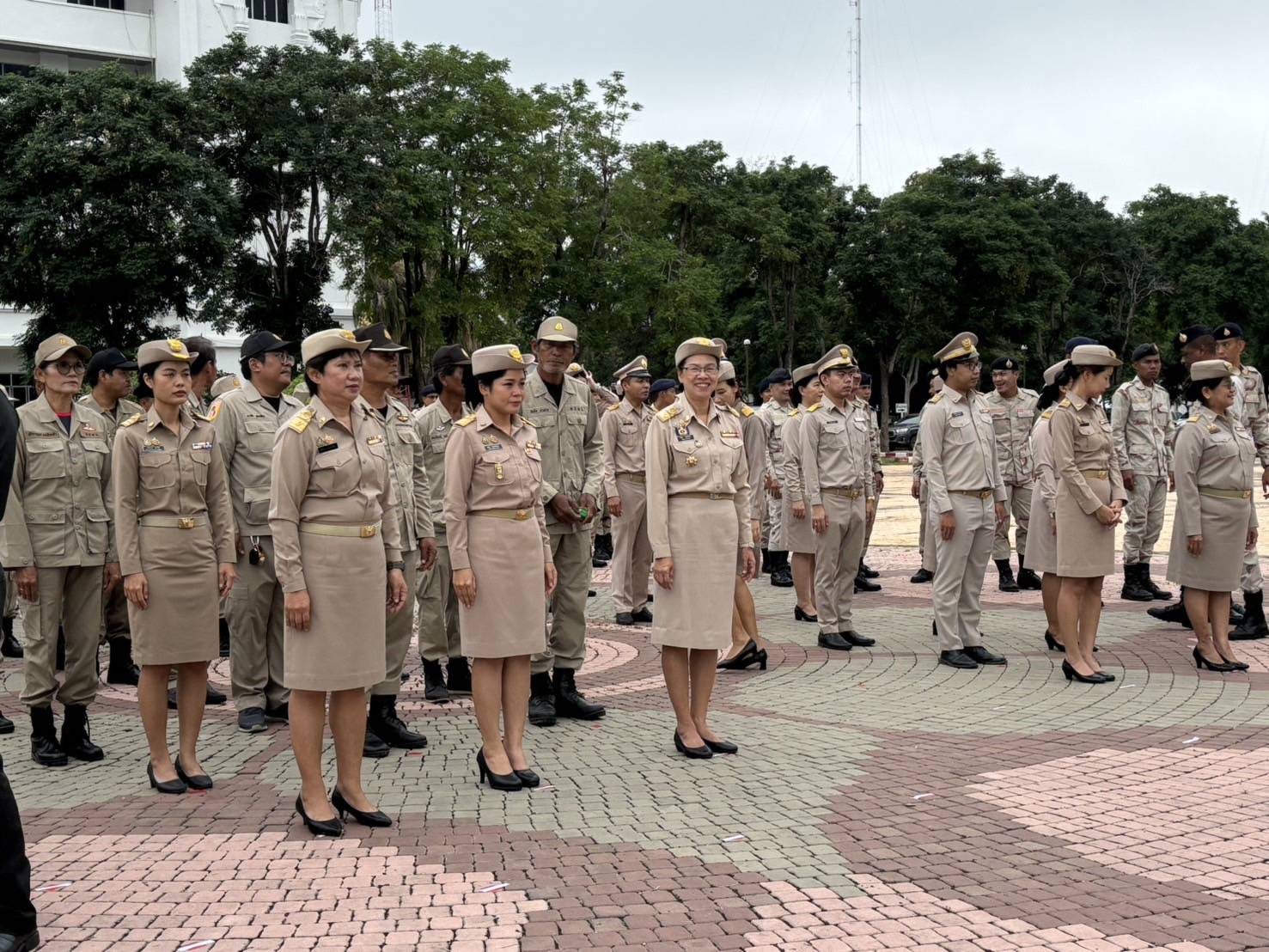 พจ. กาญจนบุรี ร่วมกิจกรรมเคารพธงชาติ เนื่องในวันพระราชทานธงชาติไทย เพื่อน้อมรำลึกในพระมหากรุณาธิคุณของพระบาทสมเด็จพระมงกุฎเกล้าเจ้าอยู่หัวที่ทรงพระราชทานธงไตรรงค์เป็นธงชาติไทย