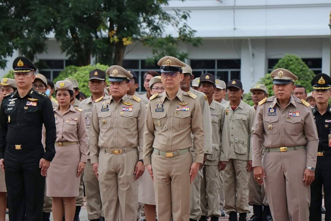 พจ. กาญจนบุรี ร่วมกิจกรรมเคารพธงชาติ เนื่องในวันพระราชทานธงชาติไทย เพื่อน้อมรำลึกในพระมหากรุณาธิคุณของพระบาทสมเด็จพระมงกุฎเกล้าเจ้าอยู่หัวที่ทรงพระราชทานธงไตรรงค์เป็นธงชาติไทย