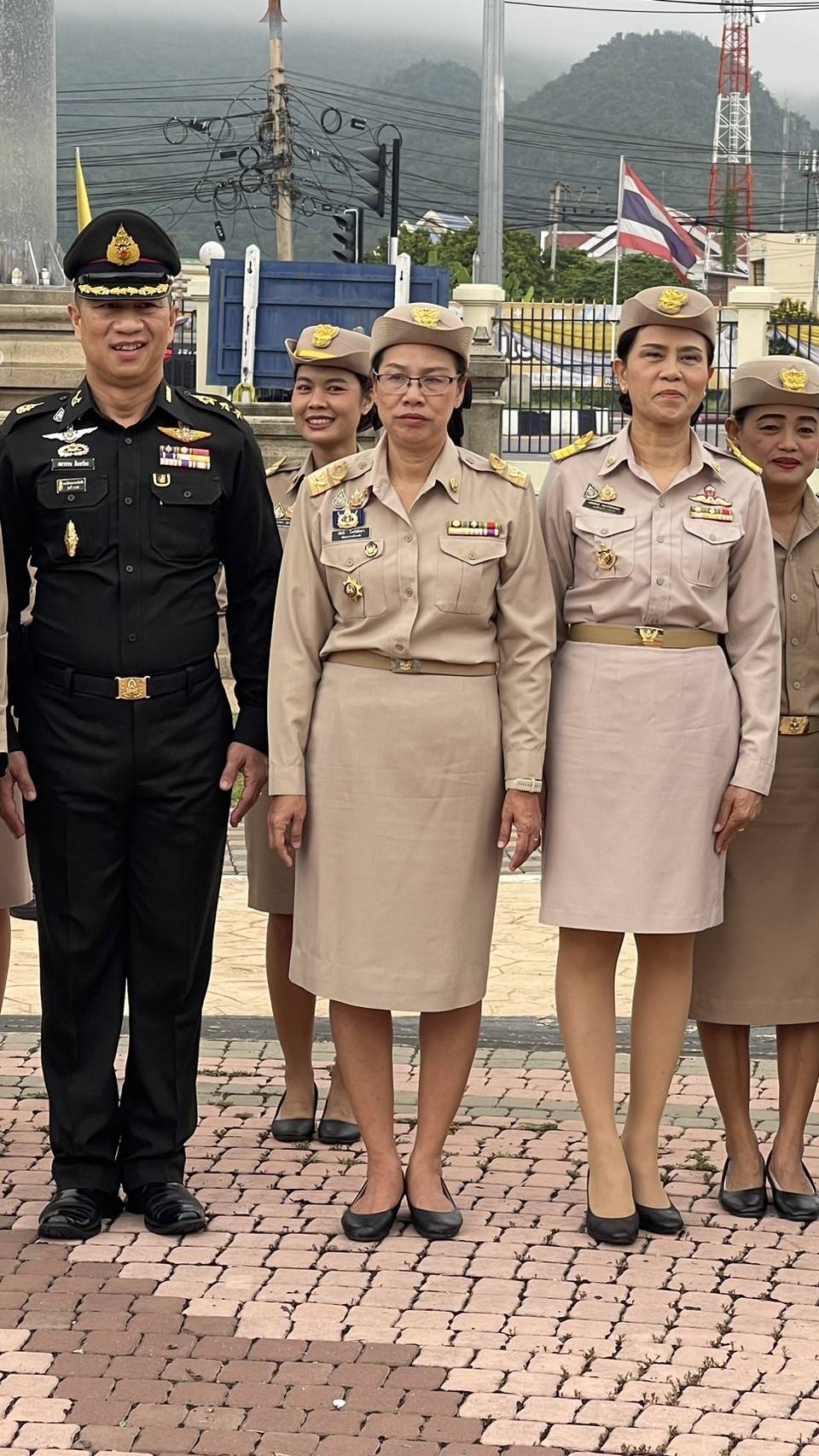 พจ. กาญจนบุรี ร่วมกิจกรรมเคารพธงชาติ เนื่องในวันพระราชทานธงชาติไทย เพื่อน้อมรำลึกในพระมหากรุณาธิคุณของพระบาทสมเด็จพระมงกุฎเกล้าเจ้าอยู่หัวที่ทรงพระราชทานธงไตรรงค์เป็นธงชาติไทย