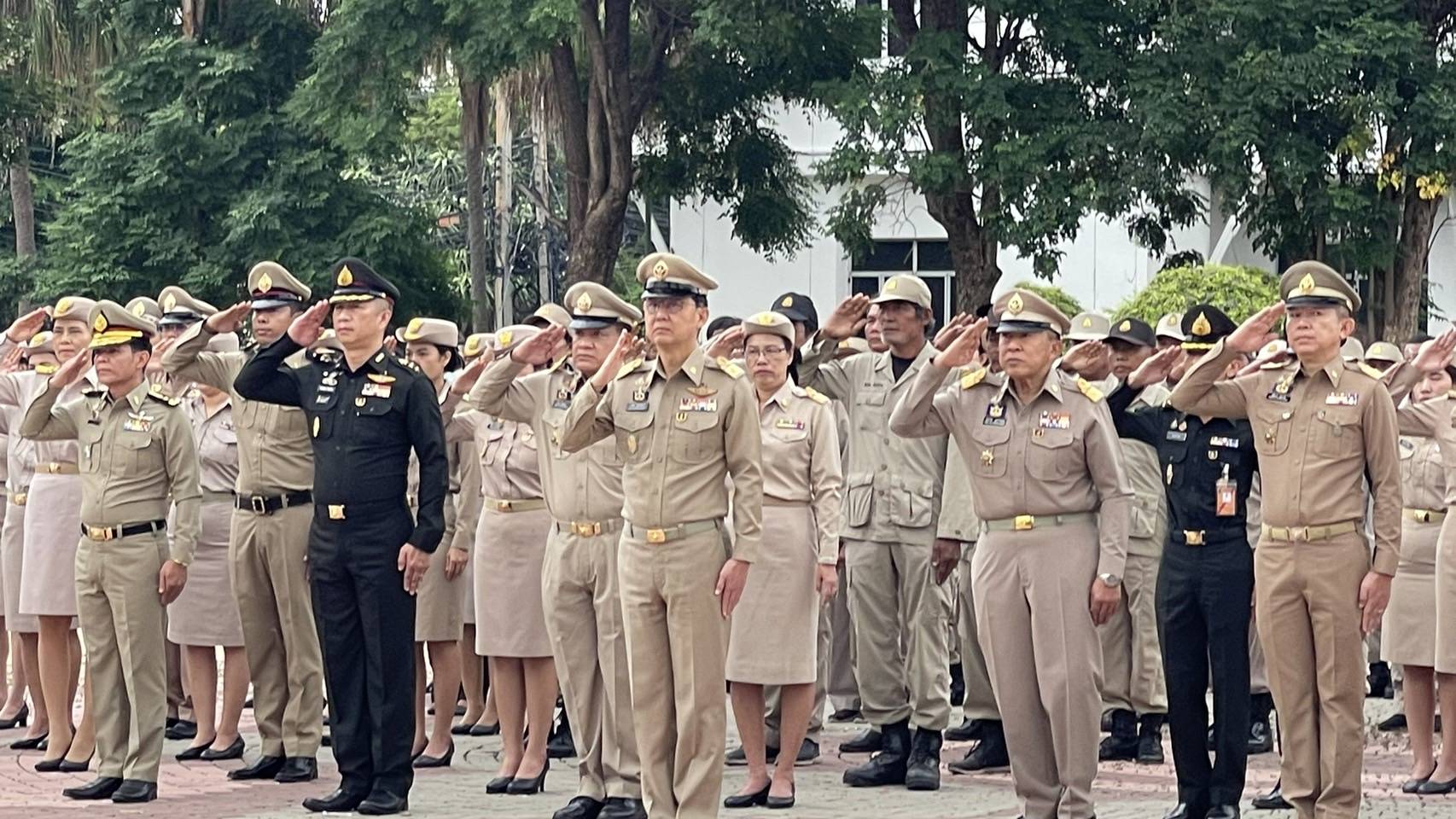 พจ. กาญจนบุรี ร่วมกิจกรรมเคารพธงชาติ เนื่องในวันพระราชทานธงชาติไทย เพื่อน้อมรำลึกในพระมหากรุณาธิคุณของพระบาทสมเด็จพระมงกุฎเกล้าเจ้าอยู่หัวที่ทรงพระราชทานธงไตรรงค์เป็นธงชาติไทย