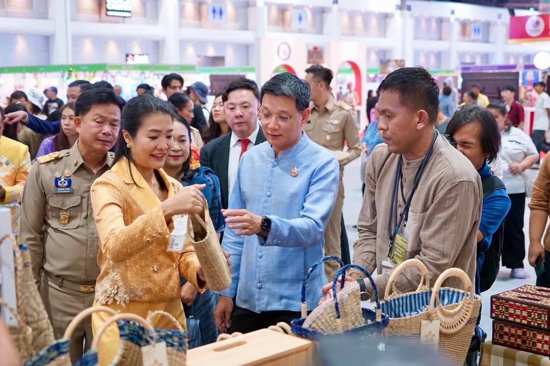 รองผู้ว่าราชการจังหวัด พร้อมด้วยพัฒนาการจังหวัด ร่วมเปิดงาน OTOP CITY 2024 Happy Market พร้อมยอดจำหน่ายสินค้า OTOP กาญจน์ 4 วัน กว่า 2 ล้านบาท