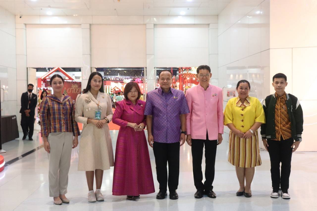 รองผู้ว่าราชการจังหวัด พร้อมด้วยพัฒนาการจังหวัด ร่วมเปิดงาน OTOP CITY 2024 Happy Market พร้อมยอดจำหน่ายสินค้า OTOP กาญจน์ 4 วัน กว่า 2 ล้านบาท