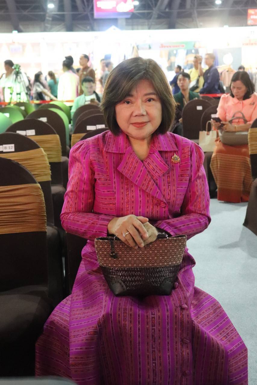 รองผู้ว่าราชการจังหวัด พร้อมด้วยพัฒนาการจังหวัด ร่วมเปิดงาน OTOP CITY 2024 Happy Market พร้อมยอดจำหน่ายสินค้า OTOP กาญจน์ 4 วัน กว่า 2 ล้านบาท