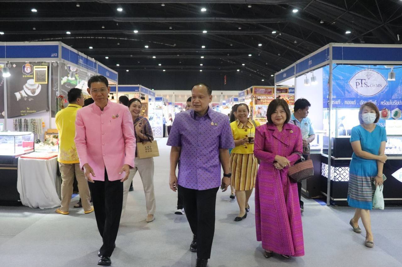 รองผู้ว่าราชการจังหวัด พร้อมด้วยพัฒนาการจังหวัด ร่วมเปิดงาน OTOP CITY 2024 Happy Market พร้อมยอดจำหน่ายสินค้า OTOP กาญจน์ 4 วัน กว่า 2 ล้านบาท