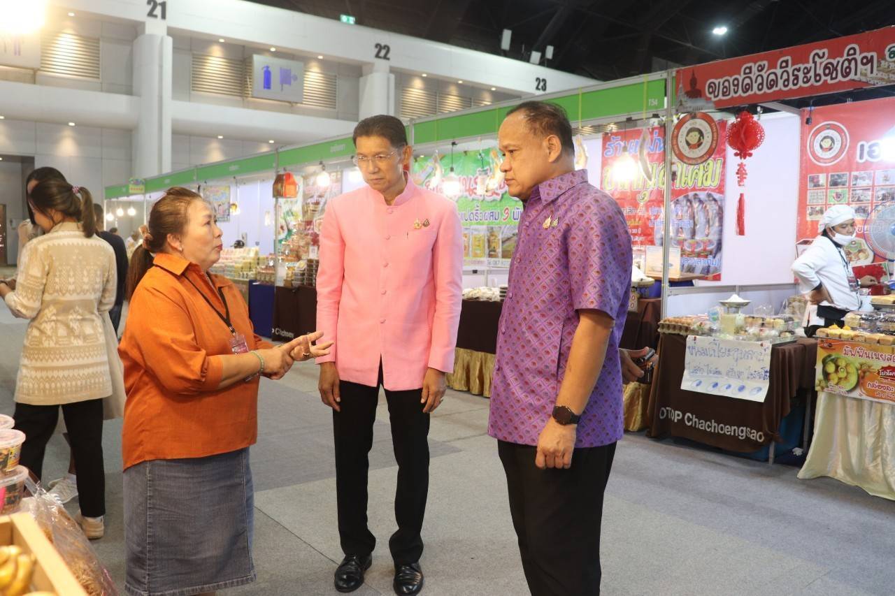 รองผู้ว่าราชการจังหวัด พร้อมด้วยพัฒนาการจังหวัด ร่วมเปิดงาน OTOP CITY 2024 Happy Market พร้อมยอดจำหน่ายสินค้า OTOP กาญจน์ 4 วัน กว่า 2 ล้านบาท