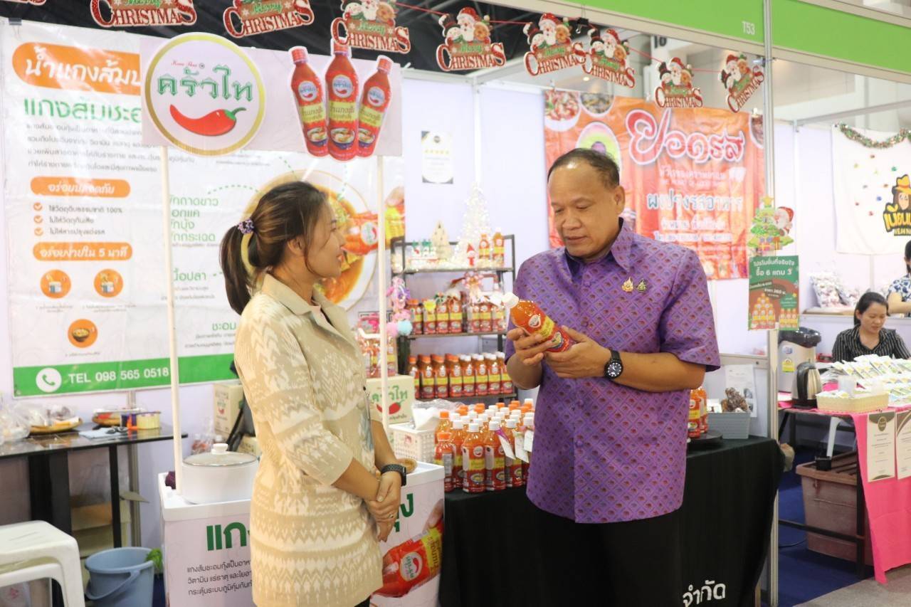รองผู้ว่าราชการจังหวัด พร้อมด้วยพัฒนาการจังหวัด ร่วมเปิดงาน OTOP CITY 2024 Happy Market พร้อมยอดจำหน่ายสินค้า OTOP กาญจน์ 4 วัน กว่า 2 ล้านบาท