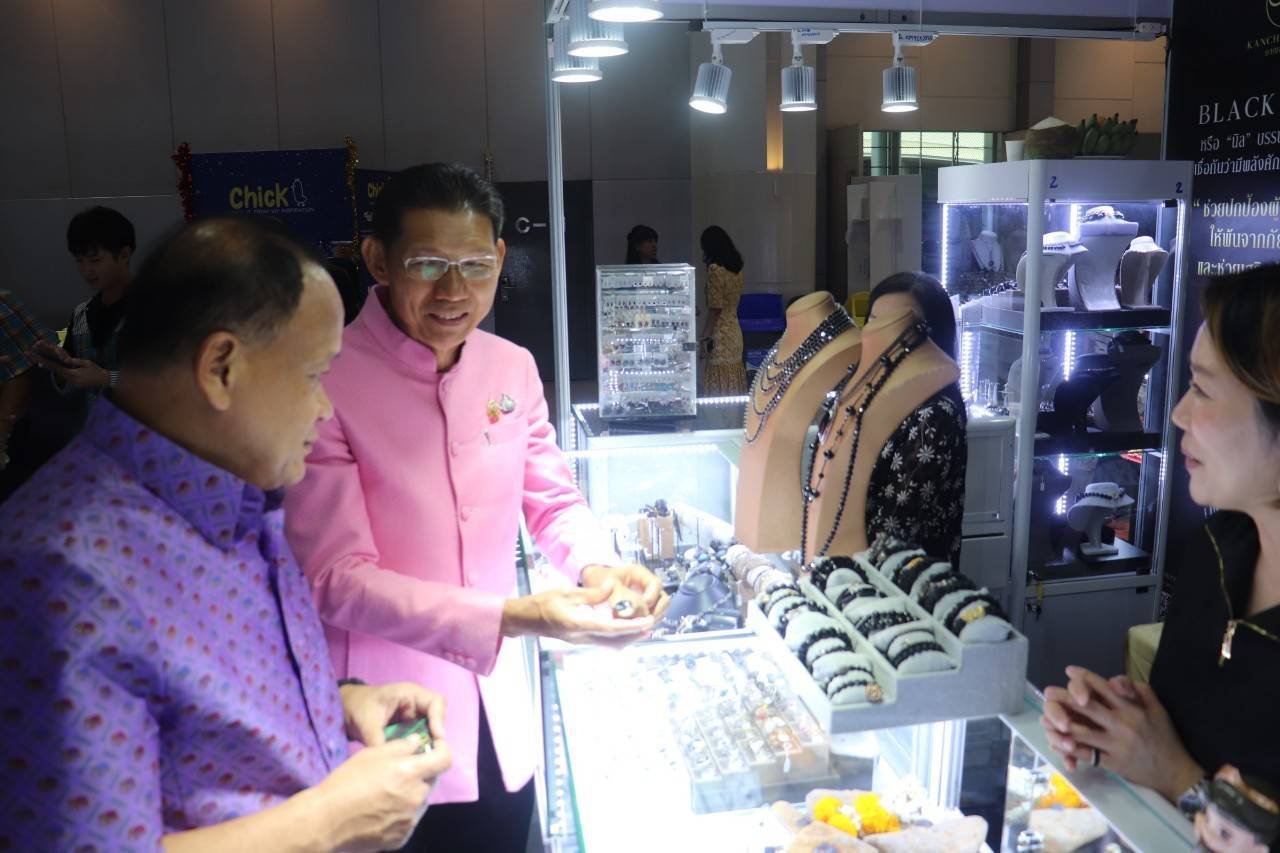 รองผู้ว่าราชการจังหวัด พร้อมด้วยพัฒนาการจังหวัด ร่วมเปิดงาน OTOP CITY 2024 Happy Market พร้อมยอดจำหน่ายสินค้า OTOP กาญจน์ 4 วัน กว่า 2 ล้านบาท