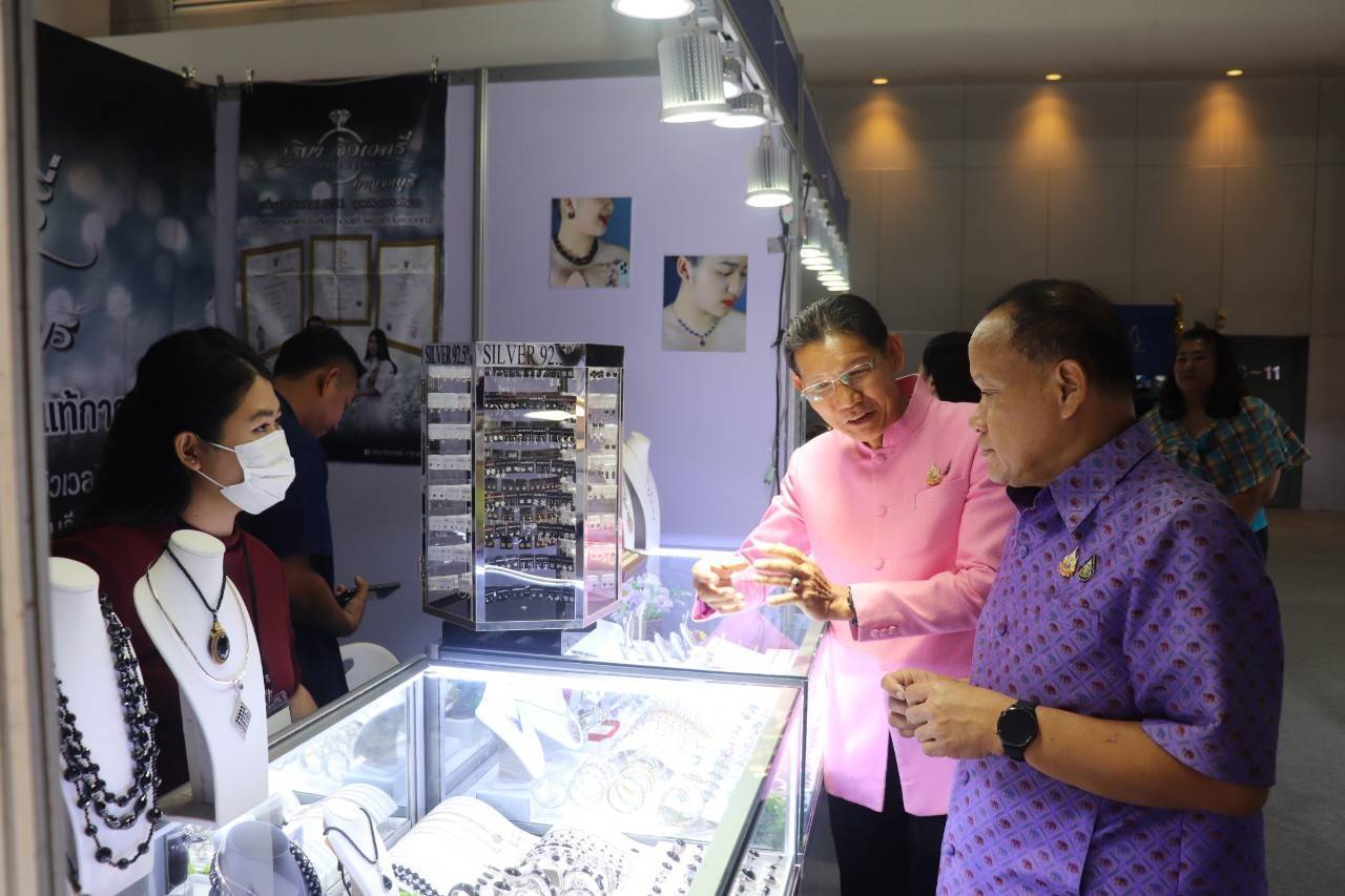 รองผู้ว่าราชการจังหวัด พร้อมด้วยพัฒนาการจังหวัด ร่วมเปิดงาน OTOP CITY 2024 Happy Market พร้อมยอดจำหน่ายสินค้า OTOP กาญจน์ 4 วัน กว่า 2 ล้านบาท