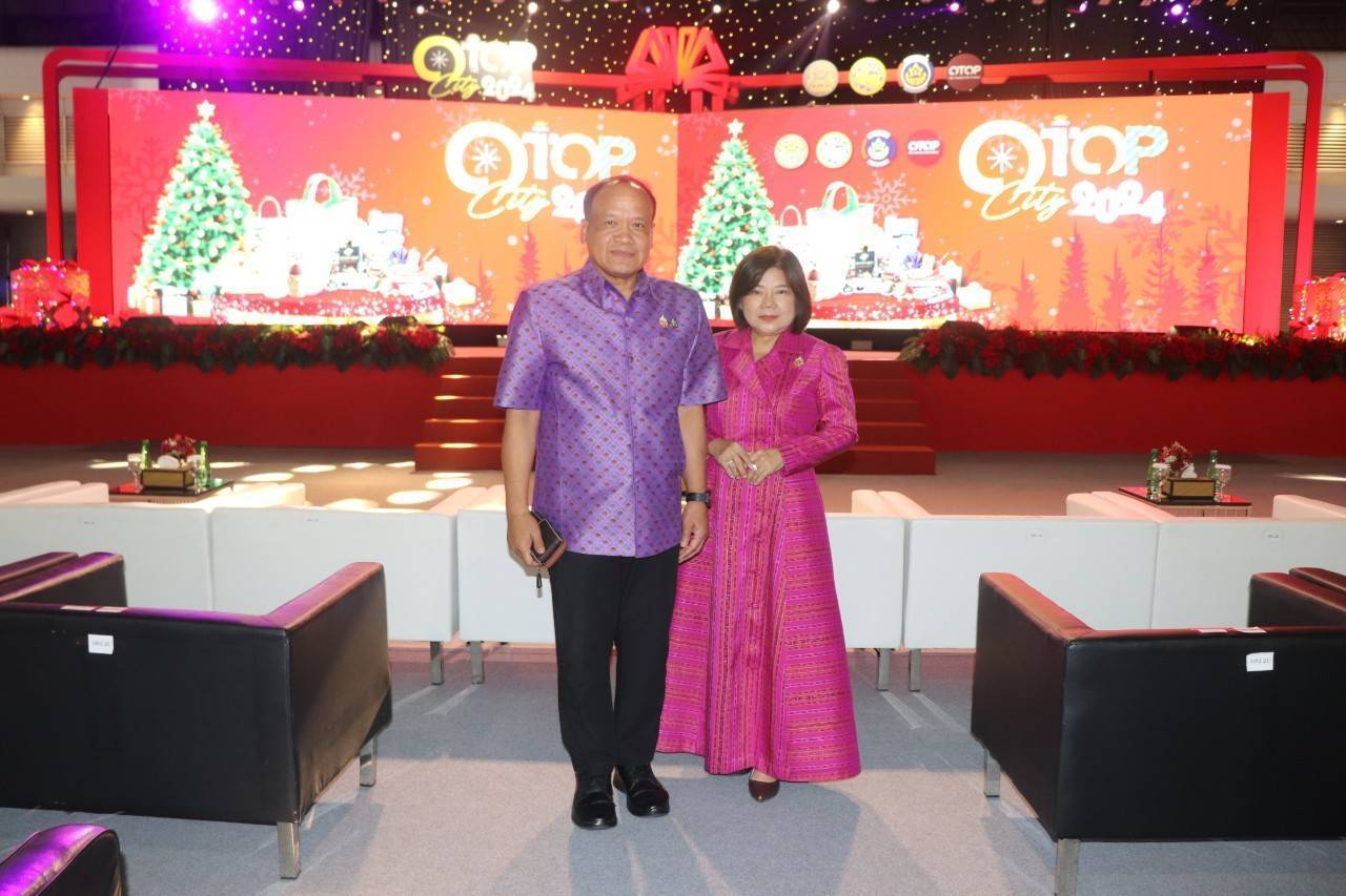 รองผู้ว่าราชการจังหวัด พร้อมด้วยพัฒนาการจังหวัด ร่วมเปิดงาน OTOP CITY 2024 Happy Market พร้อมยอดจำหน่ายสินค้า OTOP กาญจน์ 4 วัน กว่า 2 ล้านบาท