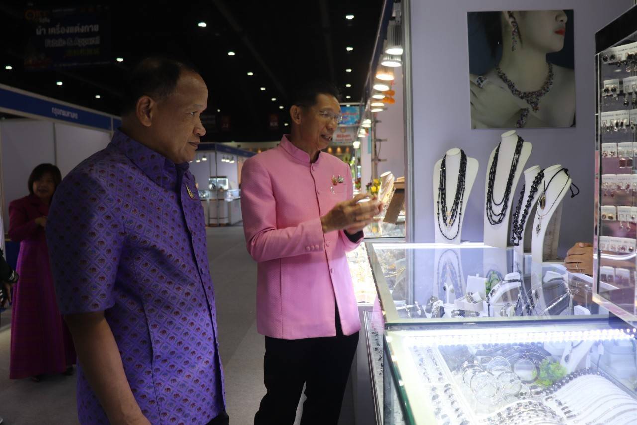 รองผู้ว่าราชการจังหวัด พร้อมด้วยพัฒนาการจังหวัด ร่วมเปิดงาน OTOP CITY 2024 Happy Market พร้อมยอดจำหน่ายสินค้า OTOP กาญจน์ 4 วัน กว่า 2 ล้านบาท