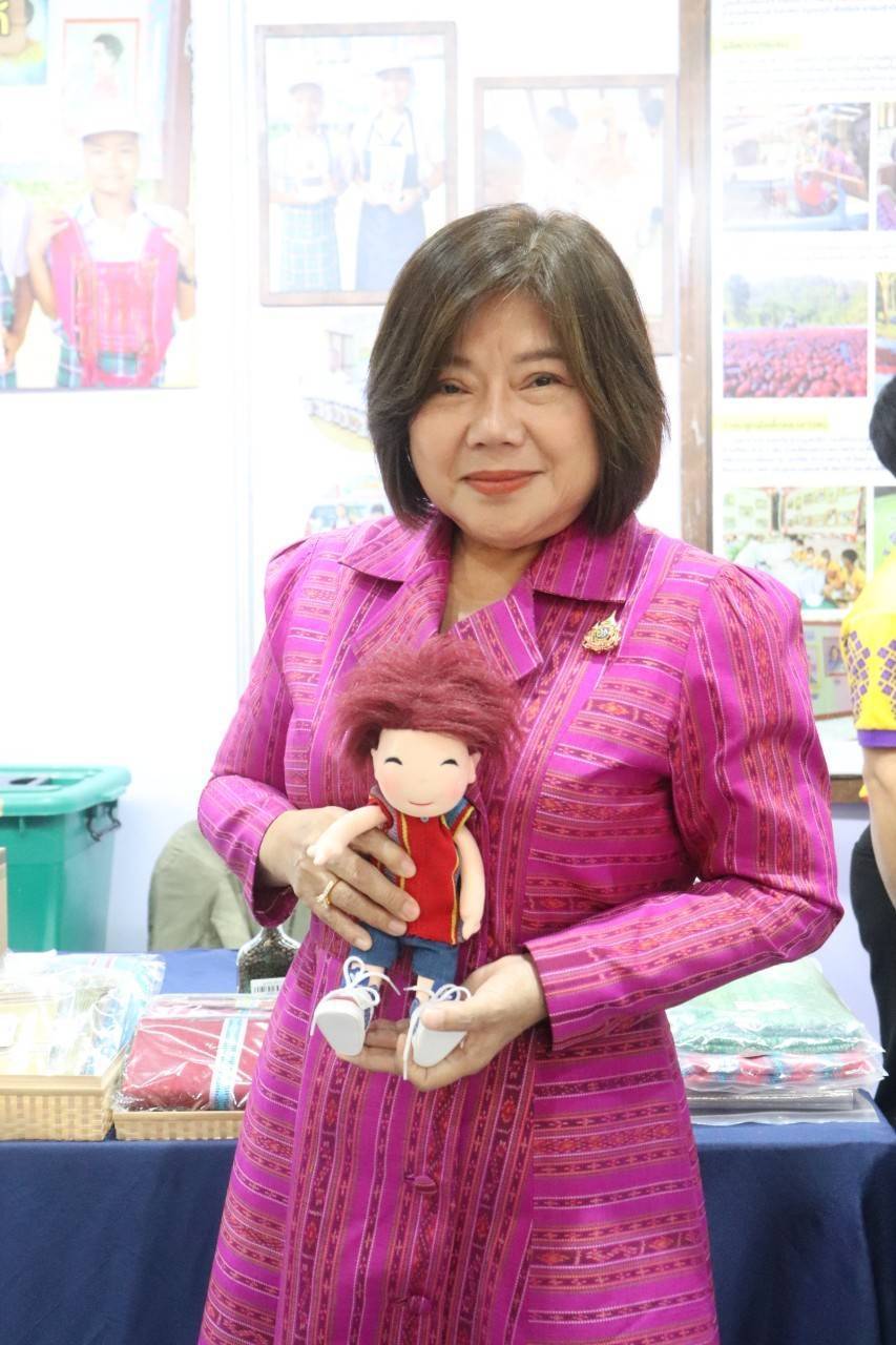 รองผู้ว่าราชการจังหวัด พร้อมด้วยพัฒนาการจังหวัด ร่วมเปิดงาน OTOP CITY 2024 Happy Market พร้อมยอดจำหน่ายสินค้า OTOP กาญจน์ 4 วัน กว่า 2 ล้านบาท
