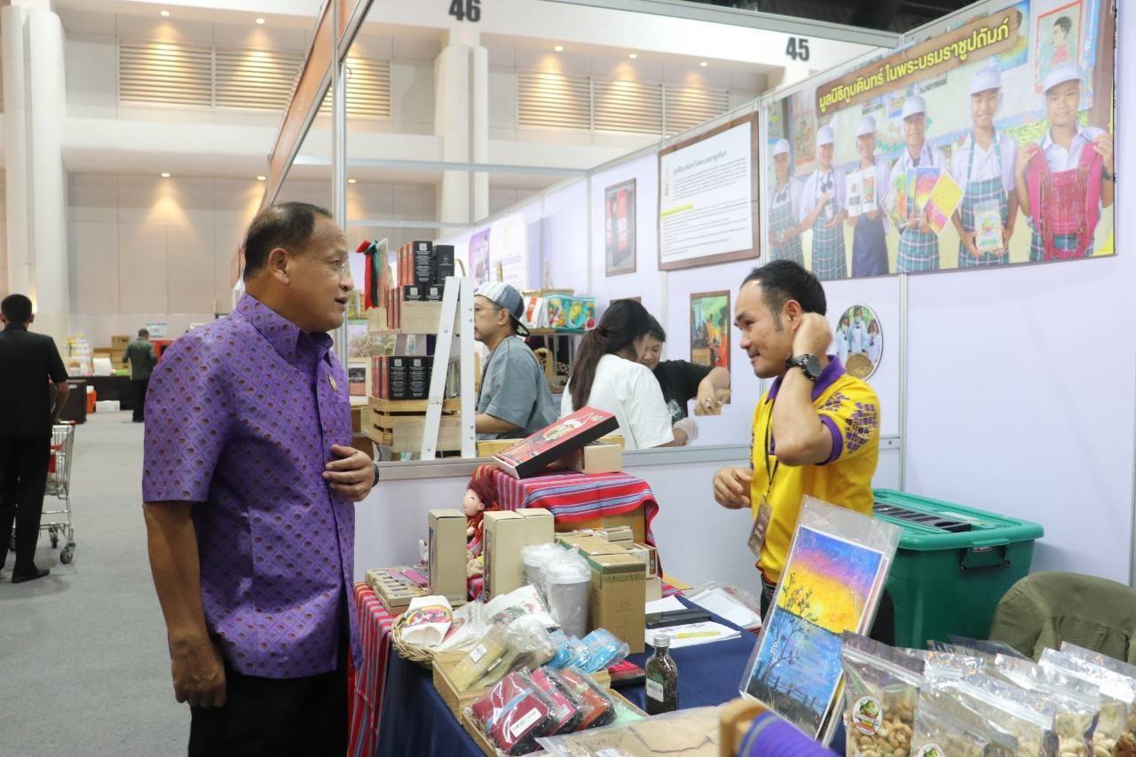รองผู้ว่าราชการจังหวัด พร้อมด้วยพัฒนาการจังหวัด ร่วมเปิดงาน OTOP CITY 2024 Happy Market พร้อมยอดจำหน่ายสินค้า OTOP กาญจน์ 4 วัน กว่า 2 ล้านบาท
