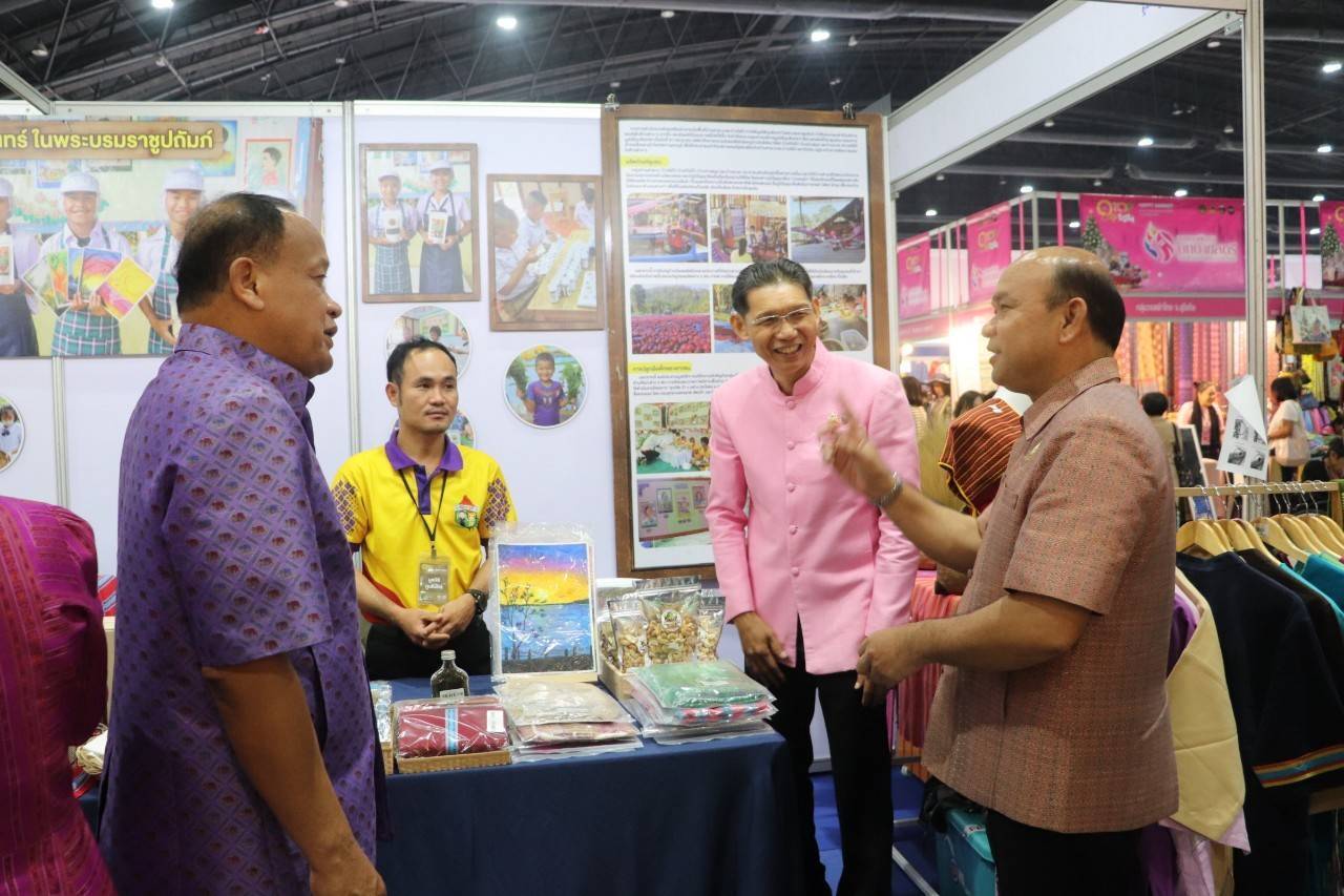 รองผู้ว่าราชการจังหวัด พร้อมด้วยพัฒนาการจังหวัด ร่วมเปิดงาน OTOP CITY 2024 Happy Market พร้อมยอดจำหน่ายสินค้า OTOP กาญจน์ 4 วัน กว่า 2 ล้านบาท