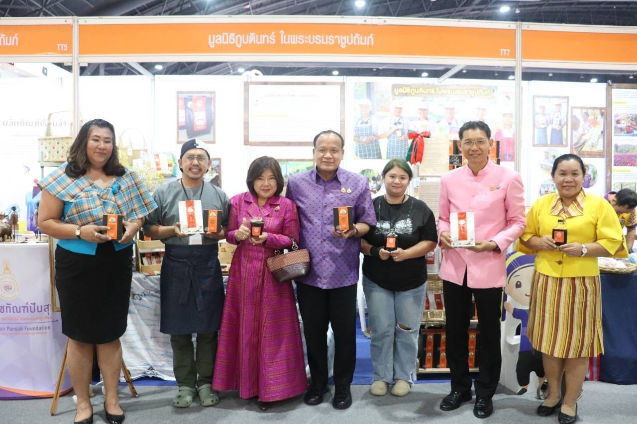รองผู้ว่าราชการจังหวัด พร้อมด้วยพัฒนาการจังหวัด ร่วมเปิดงาน OTOP CITY 2024 Happy Market พร้อมยอดจำหน่ายสินค้า OTOP กาญจน์ 4 วัน กว่า 2 ล้านบาท