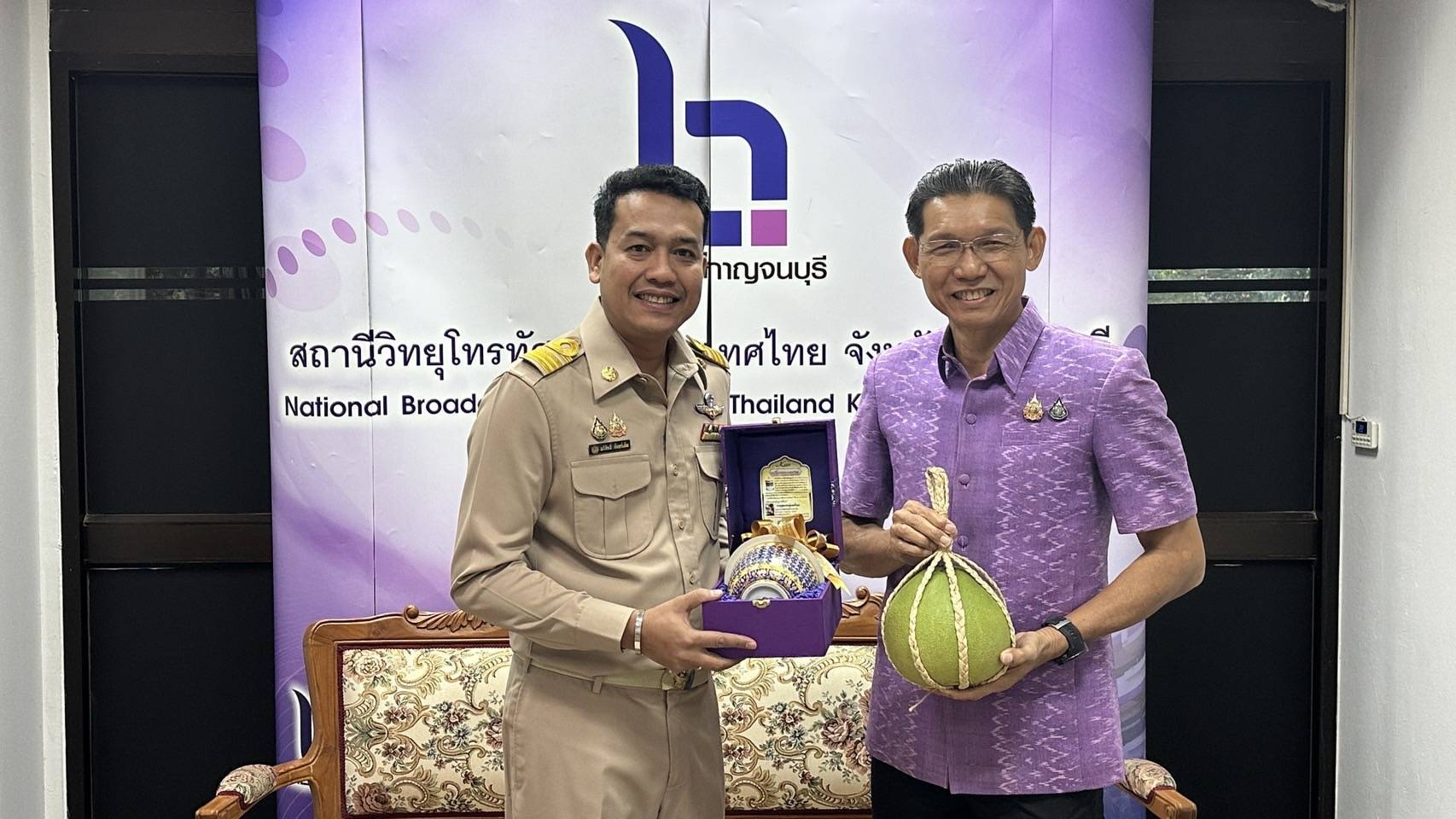 พัฒนาการจังหวัดกาญจนบุรี เชิญชวนเลือกซื้อกระเช้าของขวัญ ของฝาก ต้อนรับเทศกาลปีใหม่ 2568 ผ่านทางช่อง 11 (NBT)
