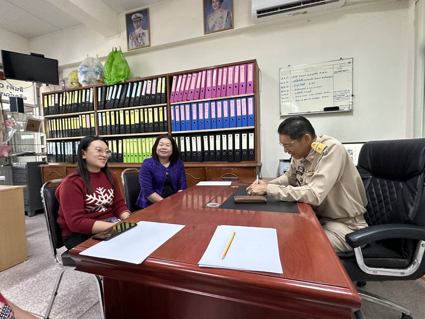 พัฒนาการจังหวัดกาญจนบุรี ลงพื้นที่ตรวจเยี่ยมให้กำลังใจและมอบแนวทางการขับเคลื่อนงานพัฒนาชุมชนในพื้นที่อำเภอบ่อพลอยและอำเภอหนองปรือ