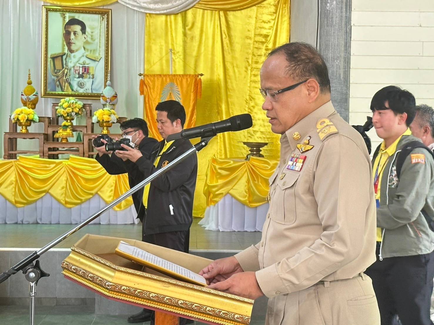 พัฒนาการจังหวัดกาญจนบุรี ร่วมพิธีเชิญผ้าห่มกันหนาวพระราชทานมอบแก่ราษฎรผู้ประสบภัยหนาว ณ พื้นที่อำเภอศรีสวัสดิ์ จังหวัดกาญจนบุรี