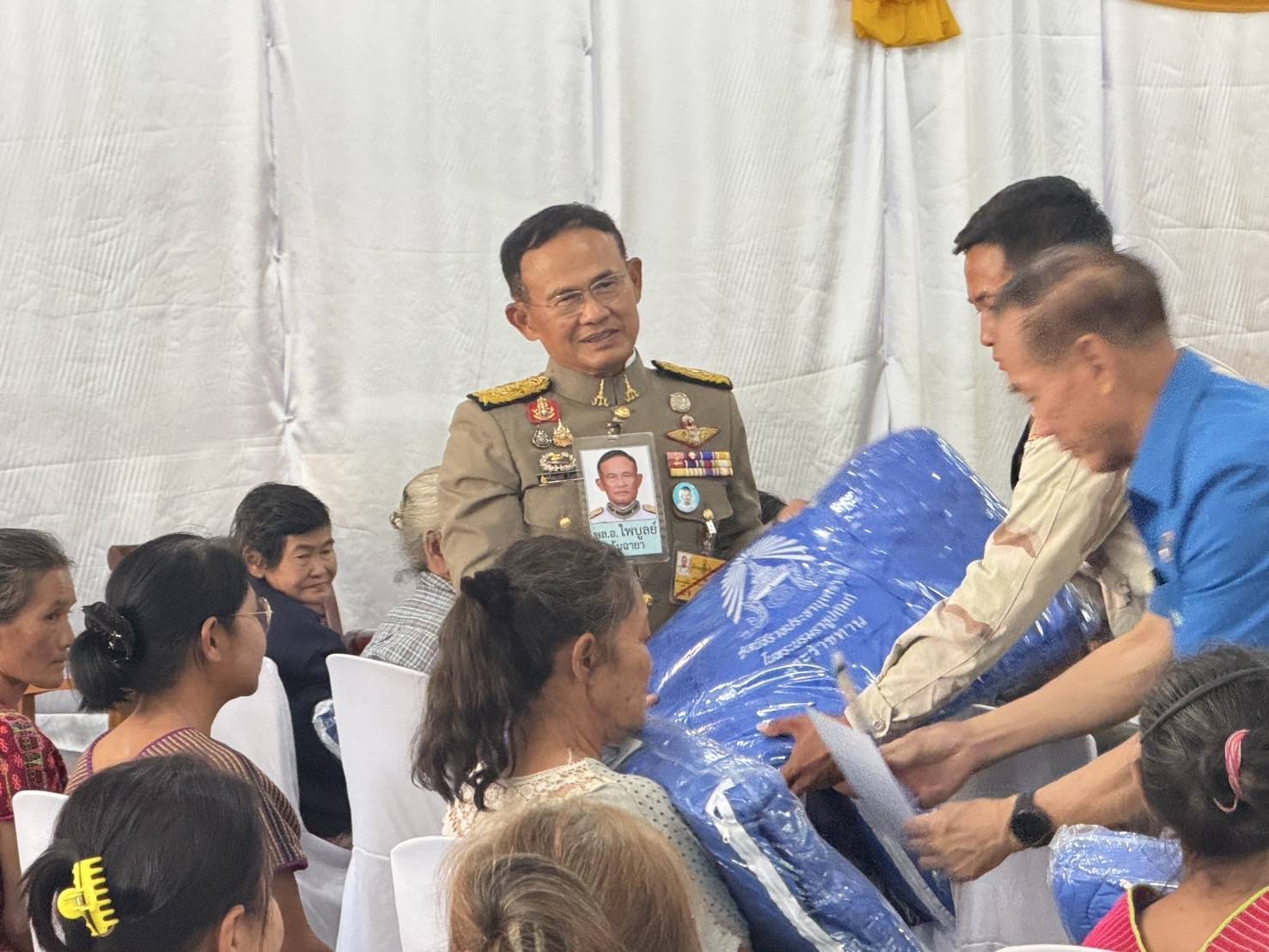 พัฒนาการจังหวัดกาญจนบุรี ร่วมพิธีเชิญผ้าห่มกันหนาวพระราชทานมอบแก่ราษฎรผู้ประสบภัยหนาว ณ พื้นที่อำเภอศรีสวัสดิ์ จังหวัดกาญจนบุรี