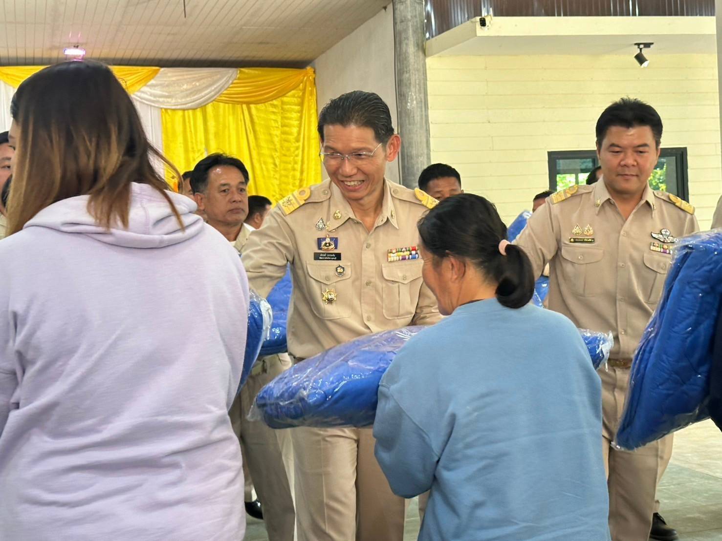พัฒนาการจังหวัดกาญจนบุรี ร่วมพิธีเชิญผ้าห่มกันหนาวพระราชทานมอบแก่ราษฎรผู้ประสบภัยหนาว ณ พื้นที่อำเภอศรีสวัสดิ์ จังหวัดกาญจนบุรี