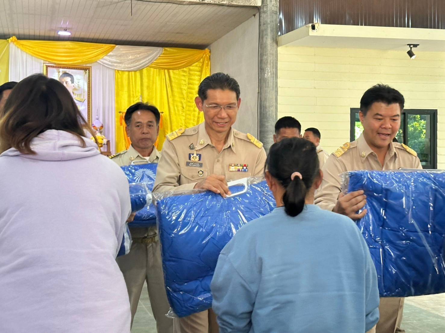 พัฒนาการจังหวัดกาญจนบุรี ร่วมพิธีเชิญผ้าห่มกันหนาวพระราชทานมอบแก่ราษฎรผู้ประสบภัยหนาว ณ พื้นที่อำเภอศรีสวัสดิ์ จังหวัดกาญจนบุรี
