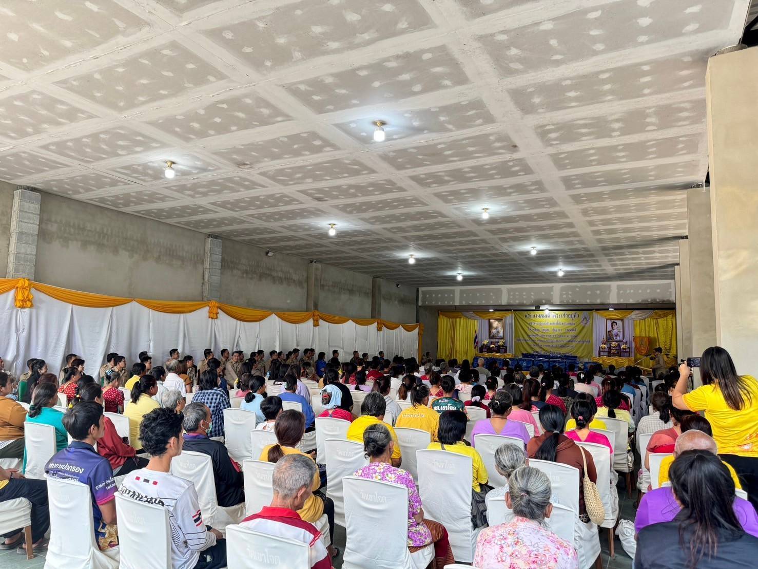 พัฒนาการจังหวัดกาญจนบุรี ร่วมพิธีเชิญผ้าห่มกันหนาวพระราชทานมอบแก่ราษฎรผู้ประสบภัยหนาว ณ พื้นที่อำเภอศรีสวัสดิ์ จังหวัดกาญจนบุรี