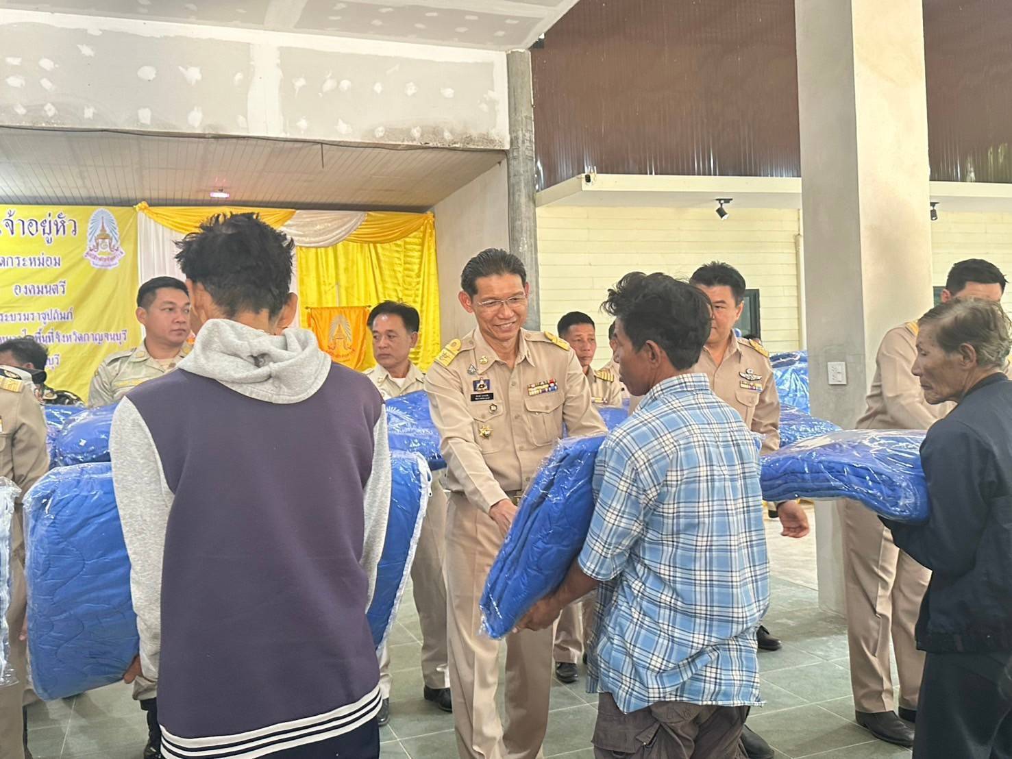 พัฒนาการจังหวัดกาญจนบุรี ร่วมพิธีเชิญผ้าห่มกันหนาวพระราชทานมอบแก่ราษฎรผู้ประสบภัยหนาว ณ พื้นที่อำเภอศรีสวัสดิ์ จังหวัดกาญจนบุรี