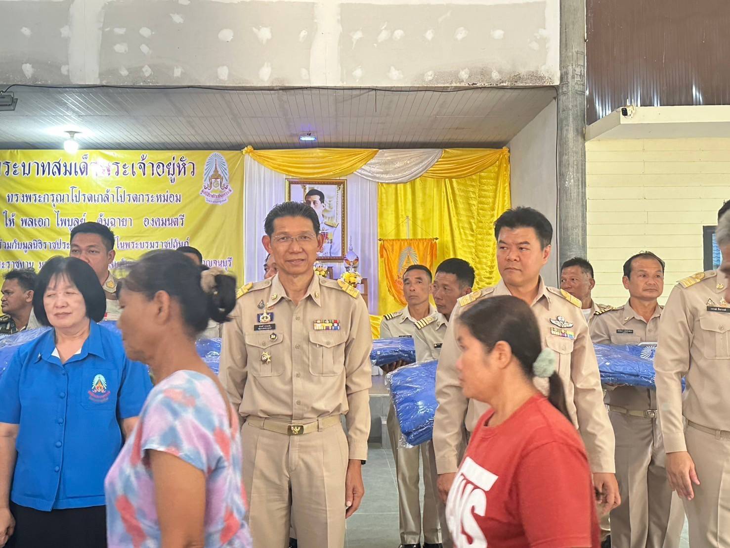 พัฒนาการจังหวัดกาญจนบุรี ร่วมพิธีเชิญผ้าห่มกันหนาวพระราชทานมอบแก่ราษฎรผู้ประสบภัยหนาว ณ พื้นที่อำเภอศรีสวัสดิ์ จังหวัดกาญจนบุรี