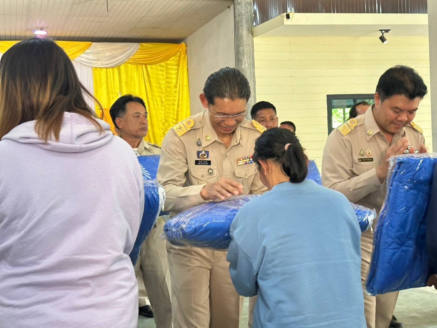 พัฒนาการจังหวัดกาญจนบุรี ร่วมพิธีเชิญผ้าห่มกันหนาวพระราชทานมอบแก่ราษฎรผู้ประสบภัยหนาว ณ พื้นที่อำเภอศรีสวัสดิ์ จังหวัดกาญจนบุรี