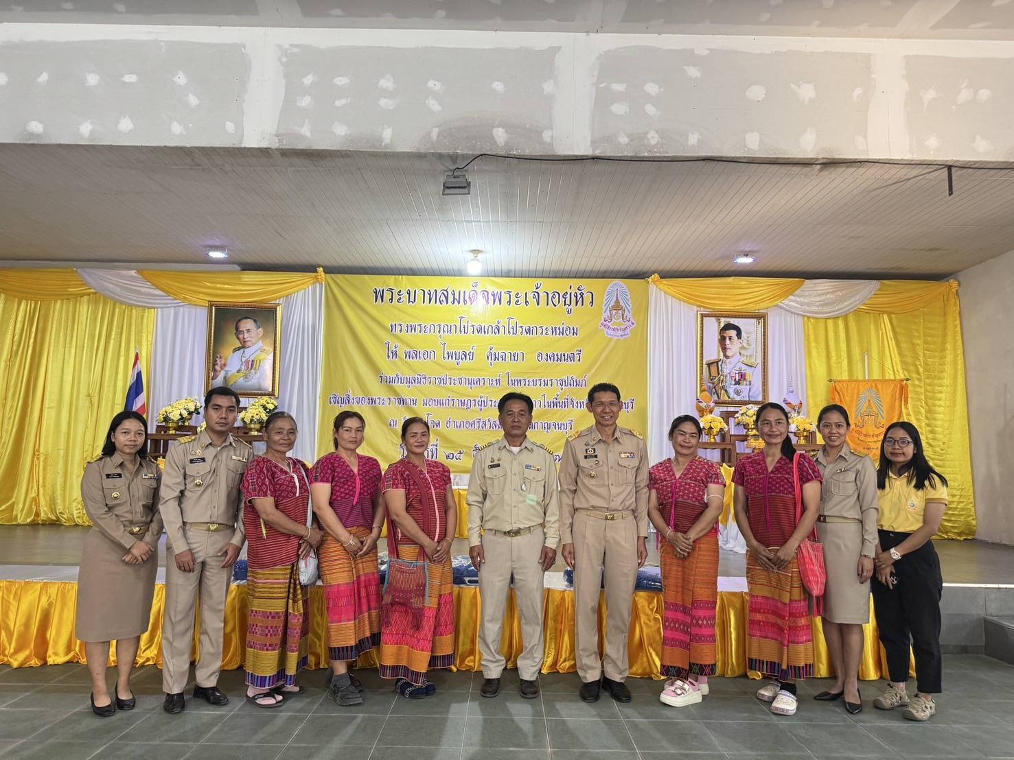 พัฒนาการจังหวัดกาญจนบุรี ร่วมพิธีเชิญผ้าห่มกันหนาวพระราชทานมอบแก่ราษฎรผู้ประสบภัยหนาว ณ พื้นที่อำเภอศรีสวัสดิ์ จังหวัดกาญจนบุรี