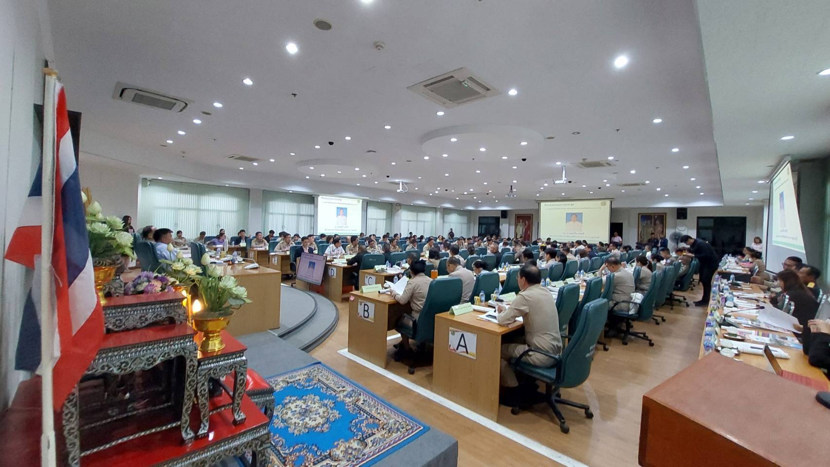 พัฒนาการจังหวัดกาญจนบุรี ร่วมประชุมคณะกรมการจังหวัดกาญจนบุรี หัวหน้าส่วนราชการที่เกี่ยวข้องและภาคเอกชน ประจำเดือนธันวาคม 2567