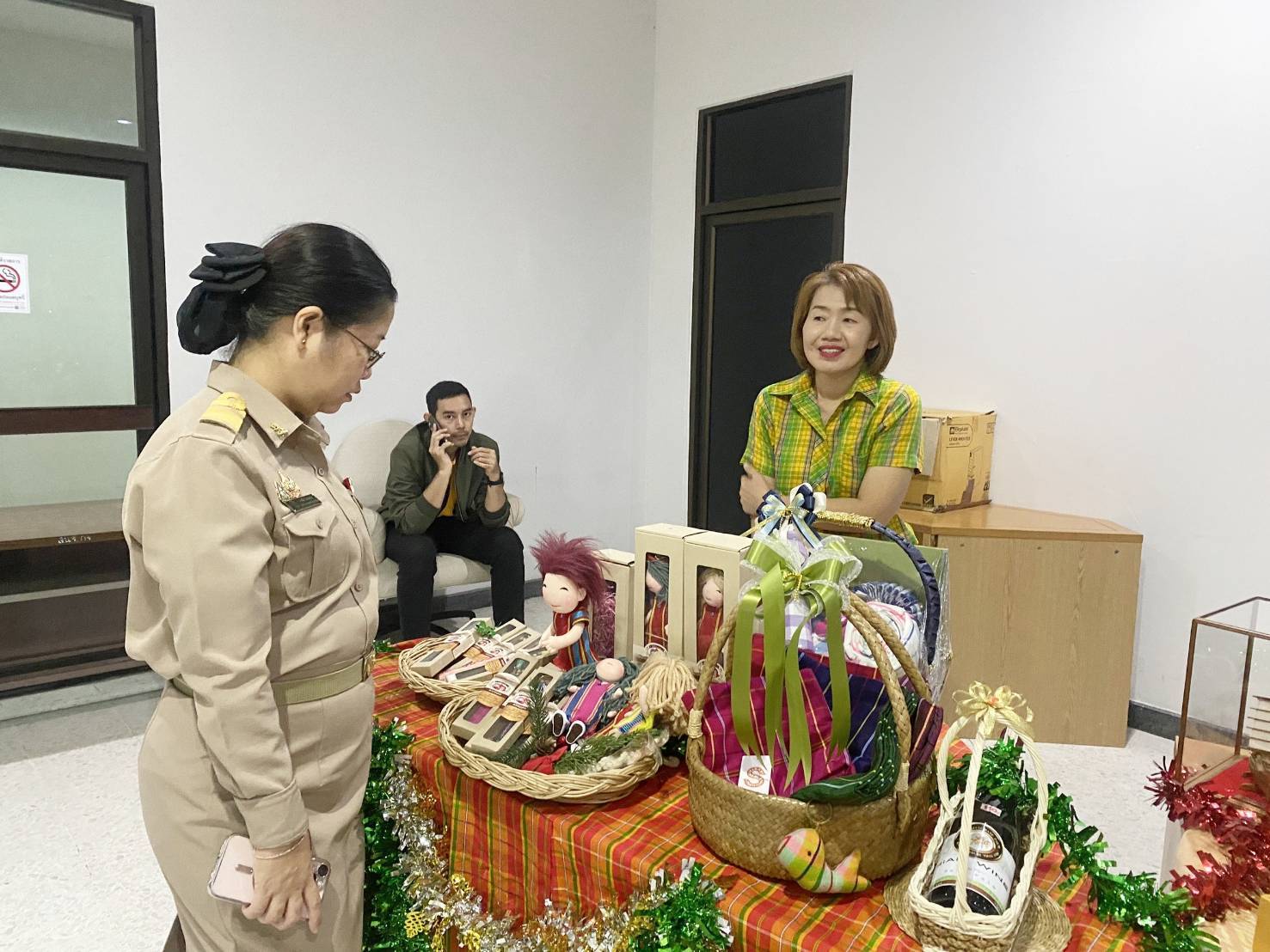 พัฒนาการจังหวัดกาญจนบุรี เชิญชวนเลือกซื้อกระเช้าของขวัญ ของฝาก ต้อนรับเทศกาลปีใหม่ 2568