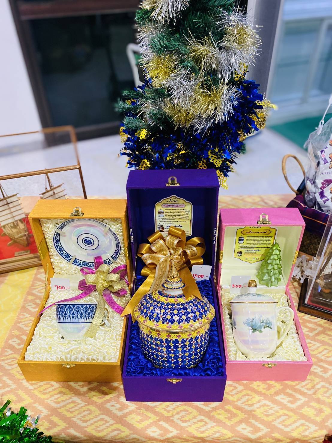 พัฒนาการจังหวัดกาญจนบุรี เชิญชวนเลือกซื้อกระเช้าของขวัญ ของฝาก ต้อนรับเทศกาลปีใหม่ 2568