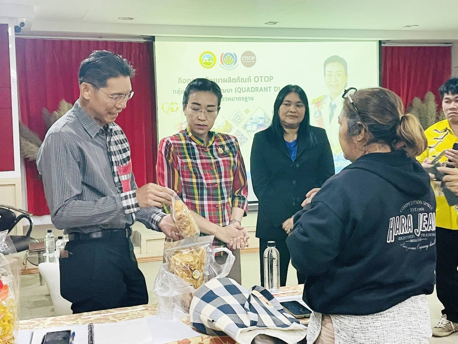 พช. กาญจนบุรี จัดโครงการพัฒนาผลิตภัณฑ์ OTOP กลุ่มปรับตัวสู่การพัฒนา (Quadrant D) ให้มีคุณภาพมาตรฐาน