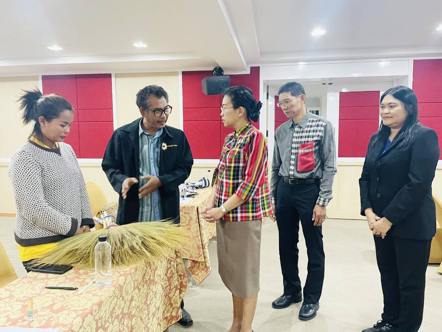 พช. กาญจนบุรี จัดโครงการพัฒนาผลิตภัณฑ์ OTOP กลุ่มปรับตัวสู่การพัฒนา (Quadrant D) ให้มีคุณภาพมาตรฐาน