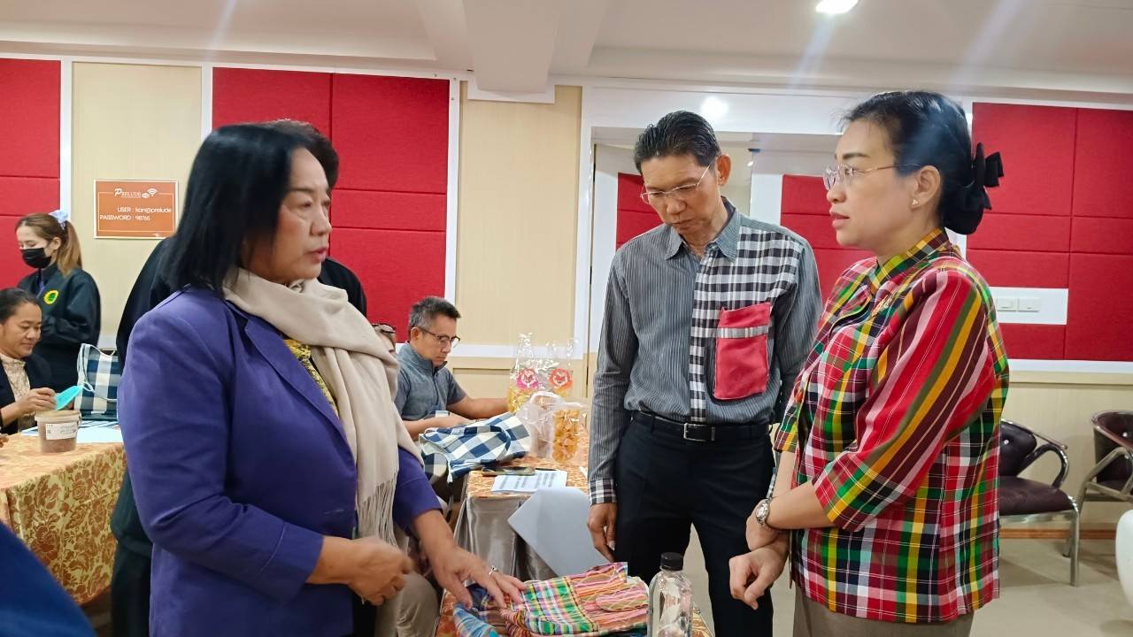 พช. กาญจนบุรี จัดโครงการพัฒนาผลิตภัณฑ์ OTOP กลุ่มปรับตัวสู่การพัฒนา (Quadrant D) ให้มีคุณภาพมาตรฐาน