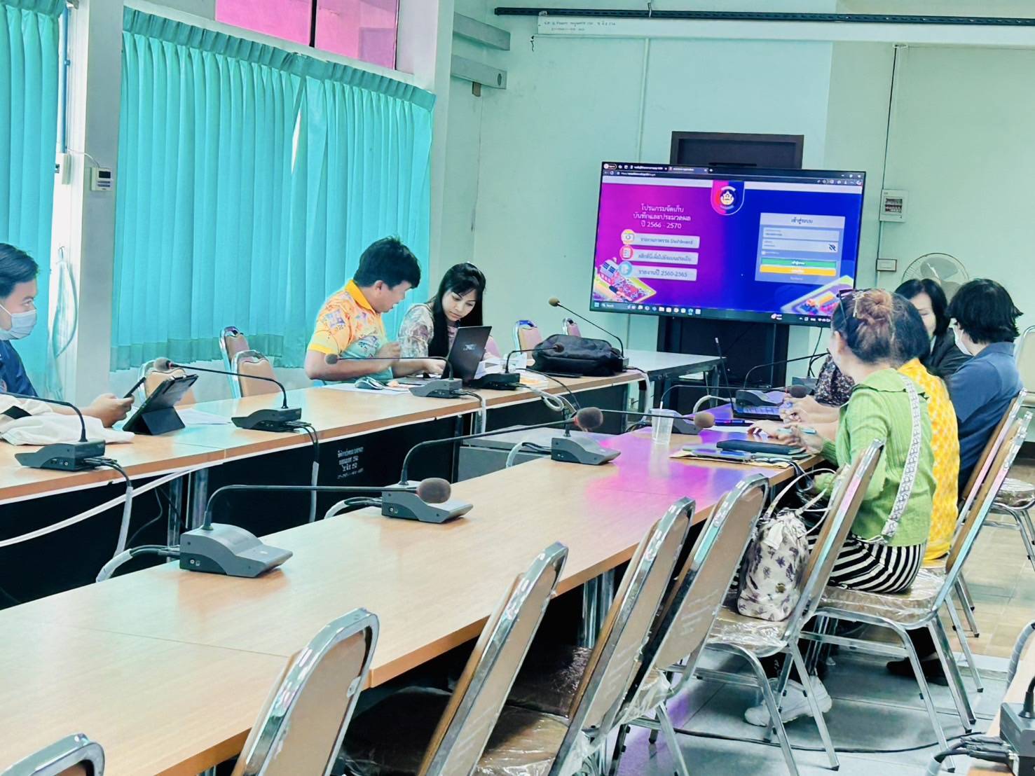 พช.กาญจนบุรี ลงพื้นที่ติดตามและชี้แจงการบริหารจัดการข้อมูลความจำเป็นพื้นฐาน (จปฐ.) ในพื้นที่อำเภอท่ามะกา