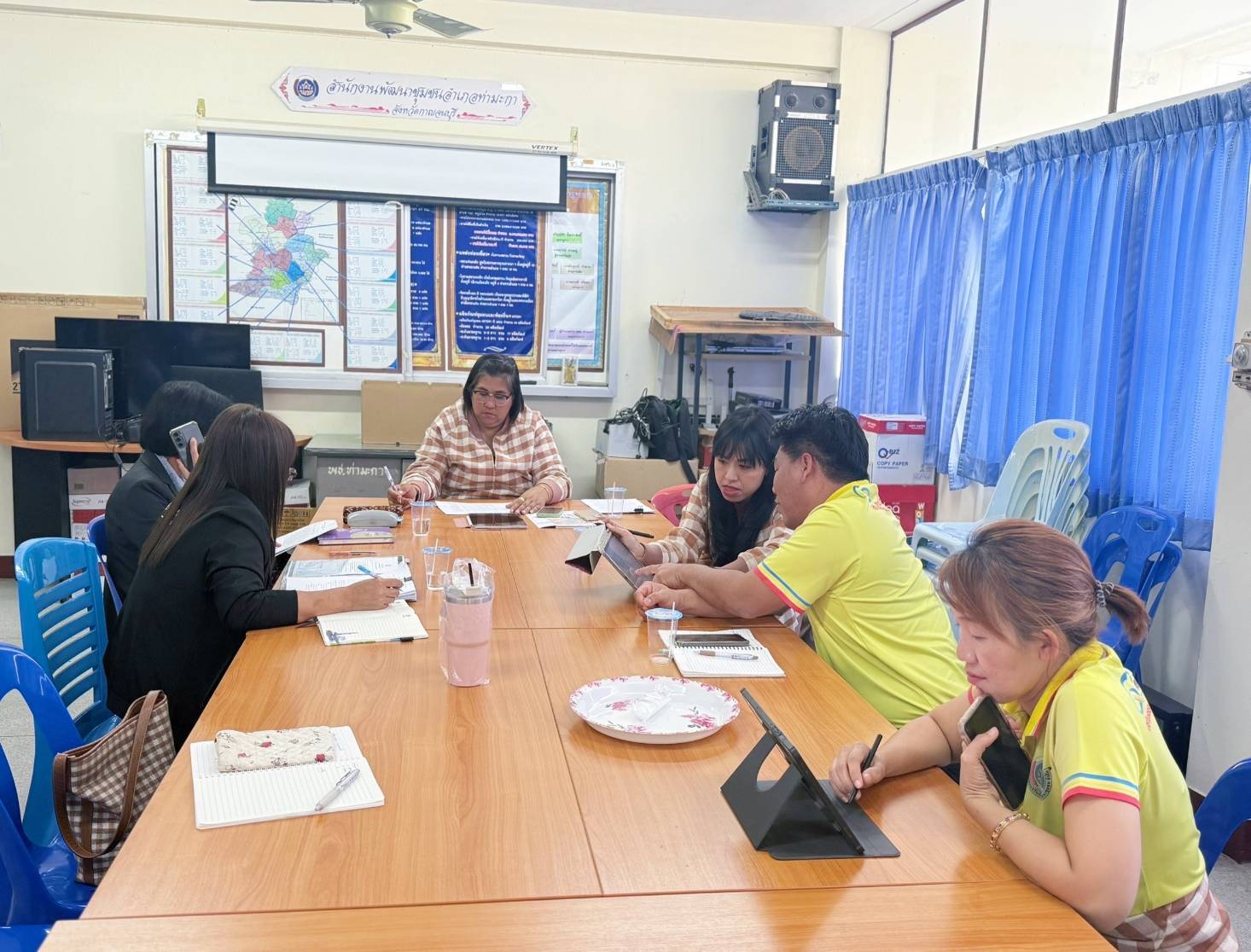 พช.กาญจนบุรี ลงพื้นที่ติดตามการตรวจประเมินศักยภาพศูนย์เรียนรู้การพัฒนาคุณภาพชีวิตตามหลักทฤษฎีใหม่ ประยุกต์สู่ “โคก หนอง นา” ในพื้นที่อำเภอท่ามะกา
