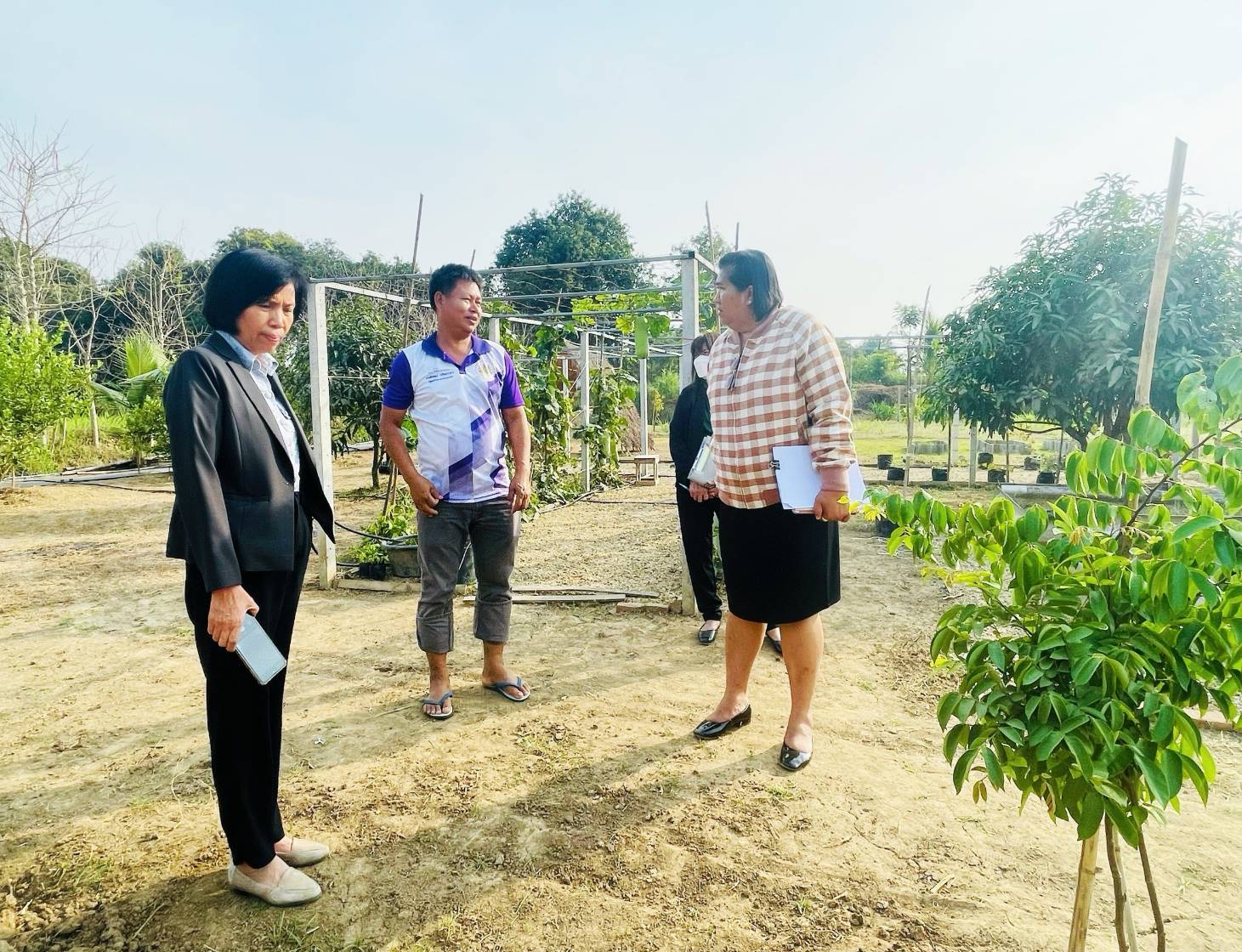 พช.กาญจนบุรี ลงพื้นที่ติดตามการตรวจประเมินศักยภาพศูนย์เรียนรู้การพัฒนาคุณภาพชีวิตตามหลักทฤษฎีใหม่ ประยุกต์สู่ “โคก หนอง นา” ในพื้นที่อำเภอท่ามะกา