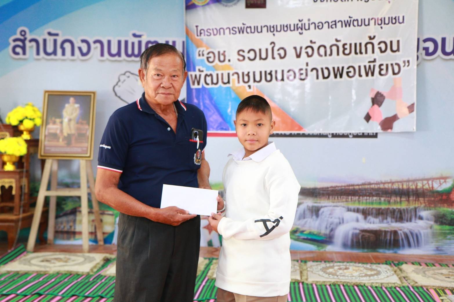 พช.กาญจนบุรี จัดกิจกรรมเนื่องในวาระครบรอบ 56 ปี โครงการพัฒนาผู้นำอาสาพัฒนาชุมชน ภายใต้แนวคิด “อช. รวมใจ ขจัดภัยแก้จน พัฒนาชุมชนอย่างพอเพียง”