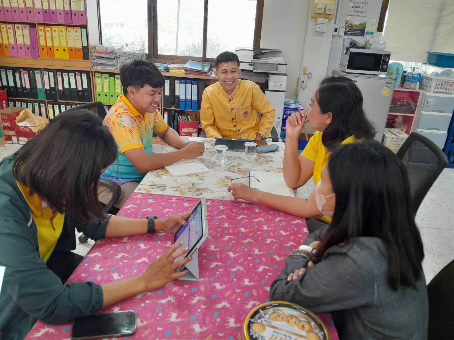 พช.กาญจนบุรี ลงพื้นที่ติดตามและชี้แจงการบริหารจัดการข้อมูลความจำเป็นพื้นฐาน (จปฐ.) ในพื้นที่อำเภอพนมทวน